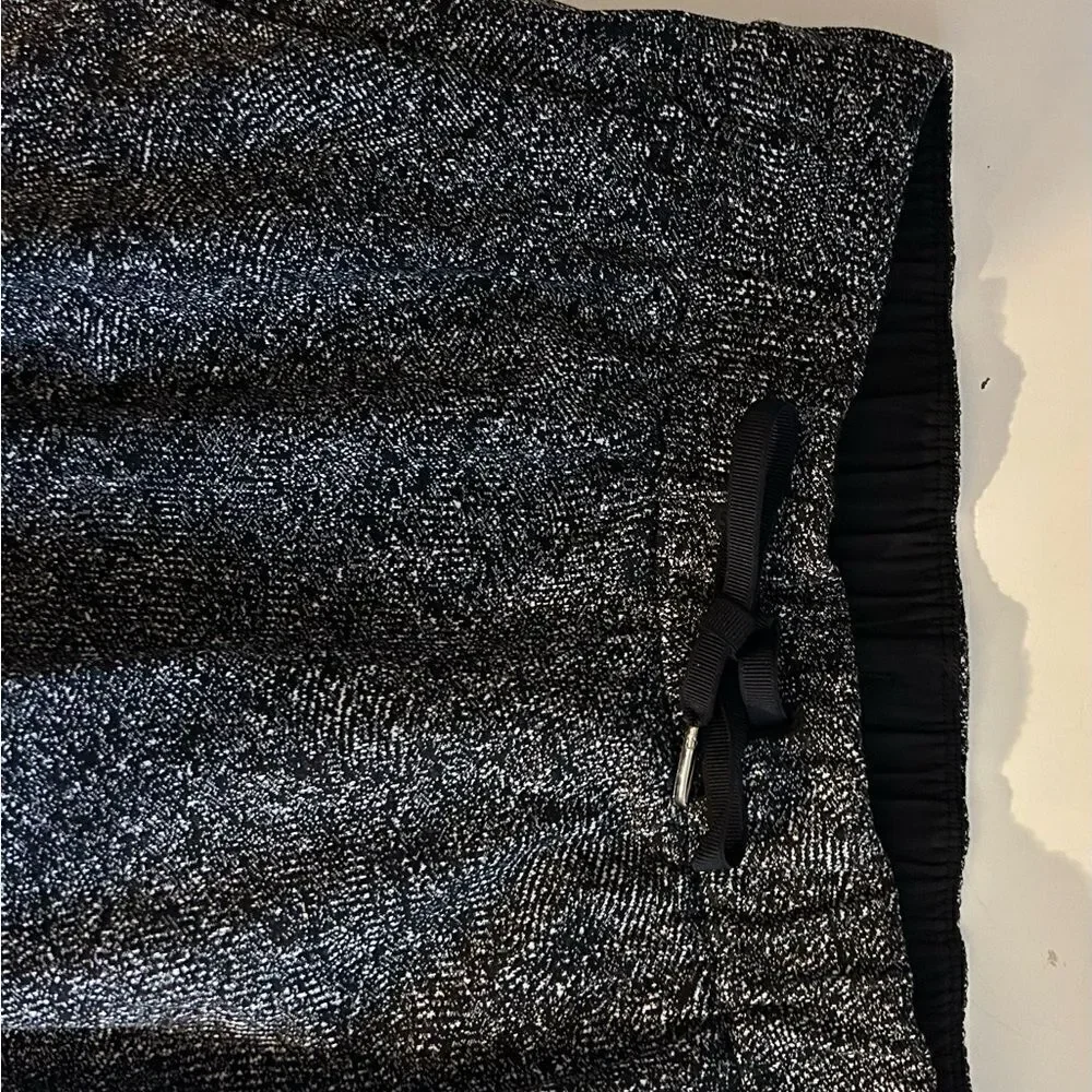 Lululemon Black White Print On The Fly Pant Drawstring Waist Jacquard Size 4